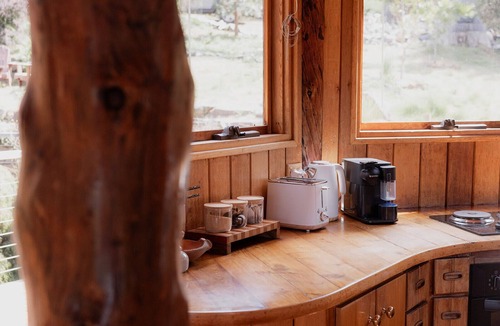 Ridgeway House | Tranquil bush home 15mins to CBD. Forest views, bath tub & underfloor heating