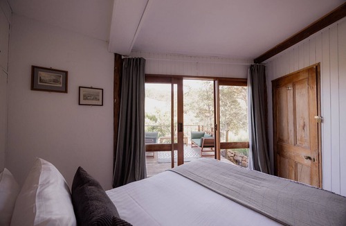 Ridgeway House | Tranquil bush home 15mins to CBD. Forest views, bath tub & underfloor heating