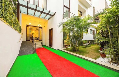 Sector 40 Apartment | Tranquil Nest in Gurgaon w/balcony