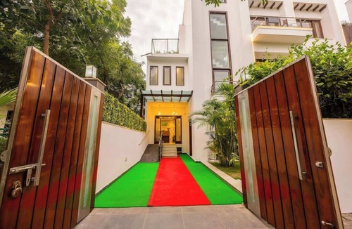 Sector 40 Apartment | Tranquil Nest in Gurgaon w/balcony