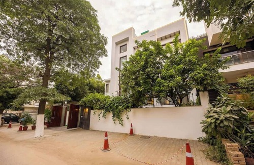 Sector 40 Apartment | Tranquil Nest in Gurgaon w/balcony