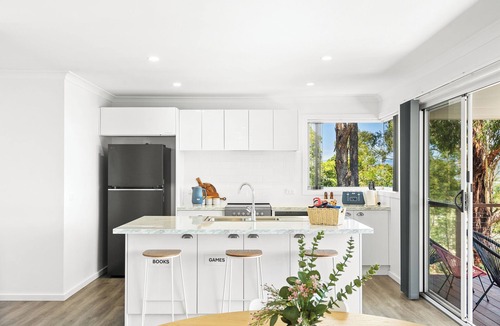 Long Beach House | Tranquil retreat with water views - 2 mins to beach!
