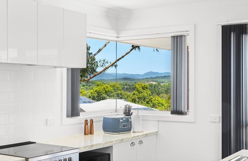 Long Beach House | Tranquil retreat with water views - 2 mins to beach!