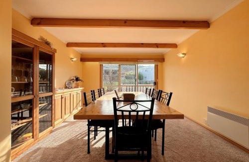 Howrah House | Tranquil Sunlit Retreat close to CBD and Airport