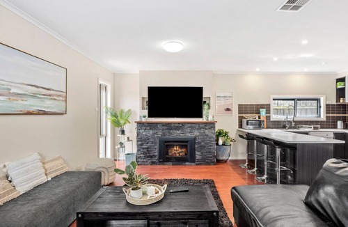St Leonards House | Tranquil Turnberry - Modern home, only 350 metres to St Leonards town centre.