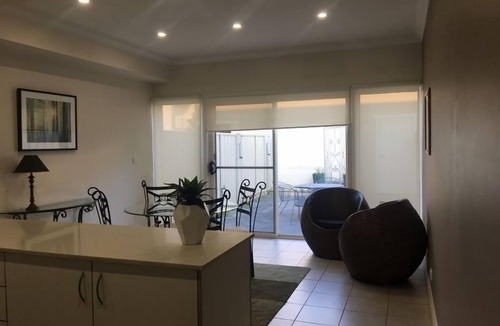 Wagga Wagga House | Travers Street Apartment with FREE Wi-Fi