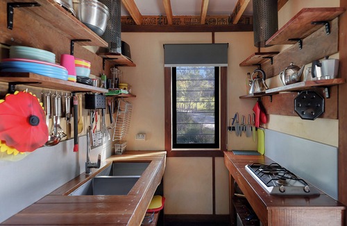 Austinville House | Tree House #4 Red,Private three levelled building with BBQ ,Smart TV, kitchen