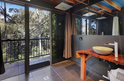 Austinville House | Tree House #4 Red,Private three levelled building with BBQ ,Smart TV, kitchen