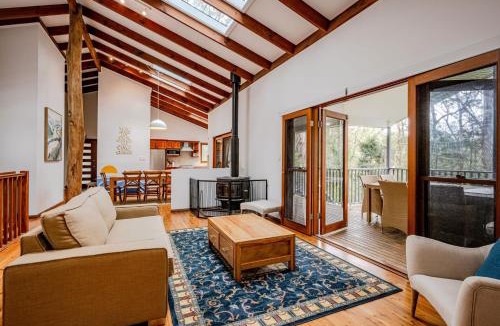 Macmasters Beach House | Treetop Acreage with Tennis Court