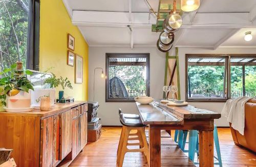 Crafers West House | Treetop Sanctuary - Serene Cottage near Mount Lofty