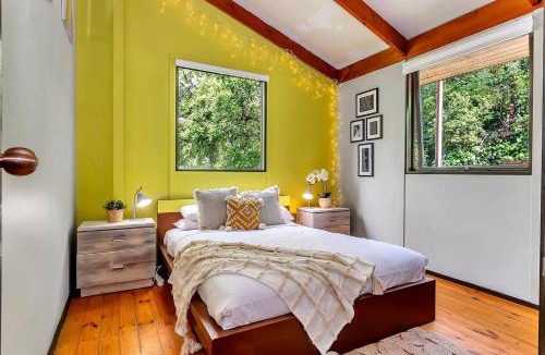 Crafers West House | Treetop Sanctuary - Serene Cottage near Mount Lofty