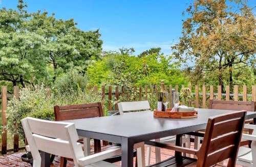 Crafers West House | Treetop Sanctuary - Serene Cottage near Mount Lofty