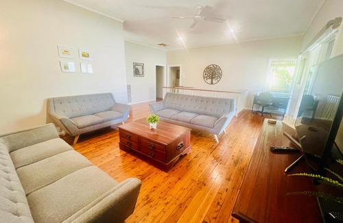 West Albury House | Treetops Escape Albury