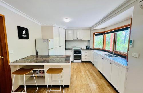 West Albury Apartment | Treetops Hideaway Albury