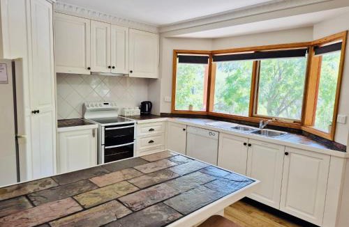 West Albury Apartment | Treetops Hideaway Albury