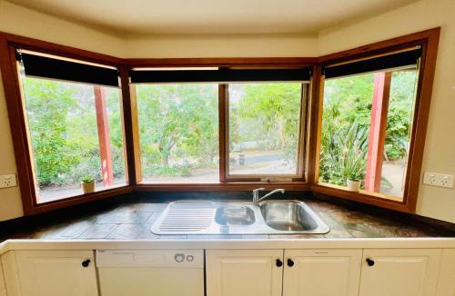 West Albury Apartment | Treetops Hideaway Albury
