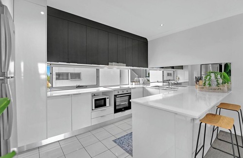 Carrara Apartment | Tri-Level 2BR Water-View Townhouse | Free Parking