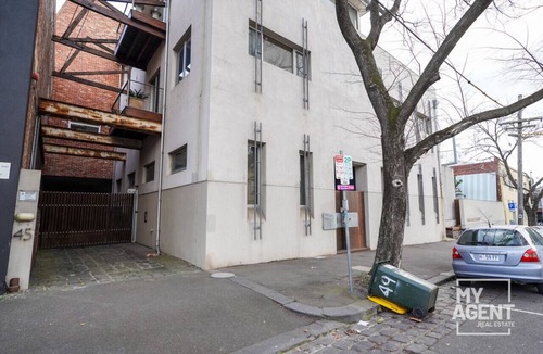 North Melbourne House | Tri Level townhouse in prime North Melbourne