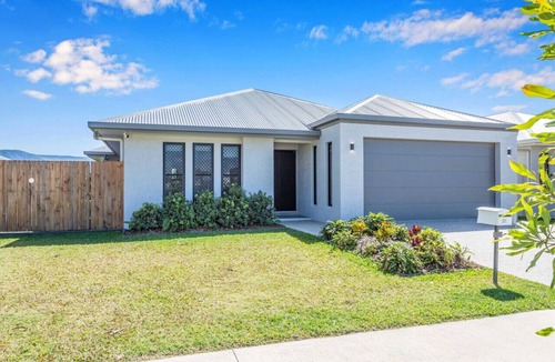 Trinity Beach House | Trinity Beach 4BR Modern Getaway with Spa/Pets