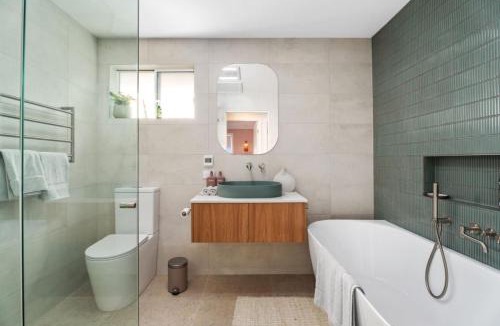 Anna Bay House | Tropical Family Haven Near Beach and Rock Pools