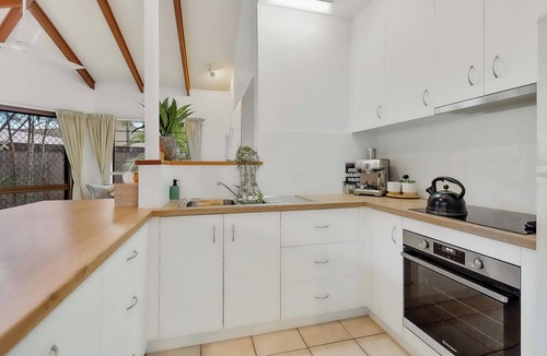 Trinity Beach House | Tropical Retreat - Pet-Friendly Steps to Beach