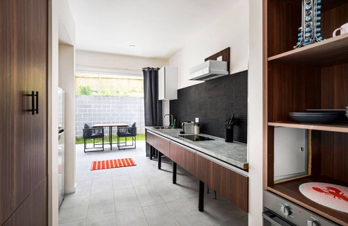 North Manly Apartment | Tropical Vibes in North Manly AC and FREE Parking