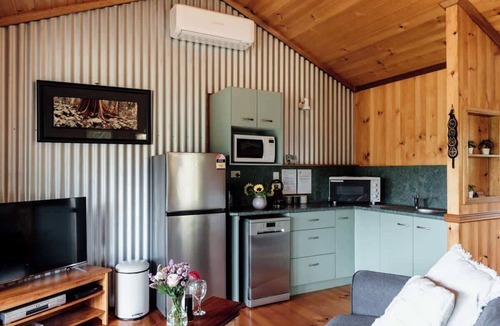 Rathdowney Cottage | Tuckeroo Cottages - Kookaburra Cottage