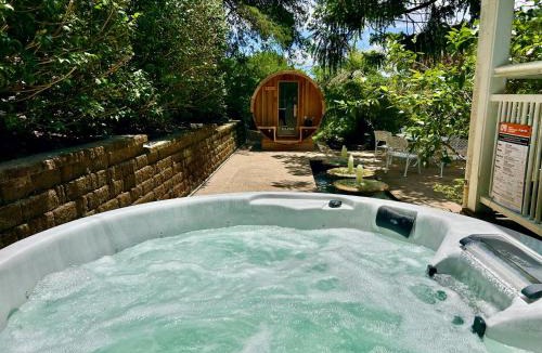 Springbrook House | Tulip Gardens Estate - Spa, Sauna & Pet Friendly