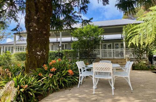 Springbrook House | Tulip Gardens Estate - Spa, Sauna & Pet Friendly