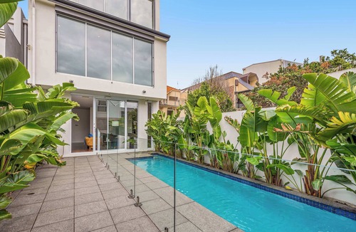Middle Park House | Ultralux Absolute Beachfront with Extra Studio