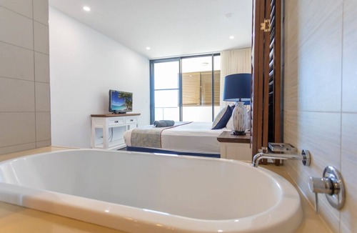 Airlie Beach Hotel | Unit 80 3 B/R Lux Ocean View