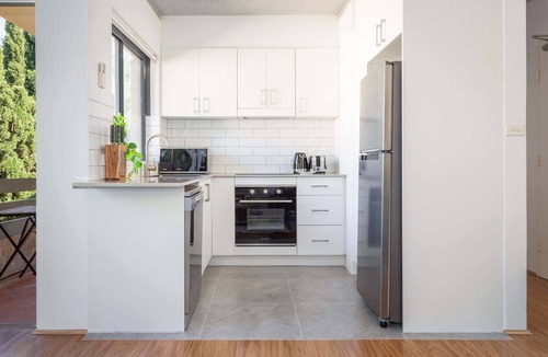 Neutral Bay Apartment | Unit With Balcony, Backyard and Parking Near Shops