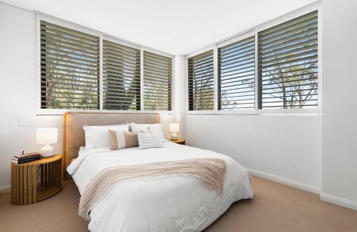 Turramurra Apartment | Upper North Shore Haven - A Tranquil Treetop Escape