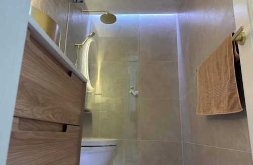 Floreat House | Upscale accommodation close to shops, beach, city and huge parklands