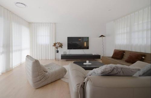 Chapel Hill House | Upscale Renovated 4Bed 4Bath Retreat Walk to Mall