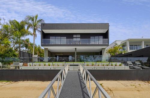 Broadbeach Waters House | Urban Hideaway