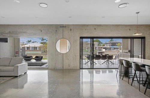 Broadbeach Waters House | Urban Hideaway