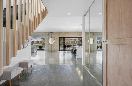 Broadbeach Waters House | Urban Hideaway