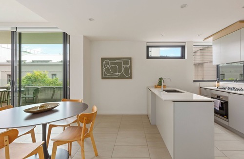 Camperdown Apartment | Urban Terra Tranquil Base near Markets and Foreshore