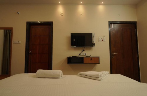 Dwaraka Nagar Hotel | v square inn