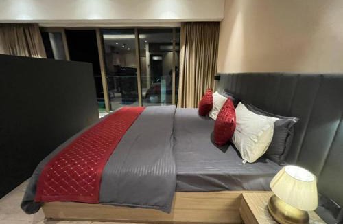 Gurugram Apartment | Vellostay Paras Charcoal Studio - Gurgaon - Aravali View