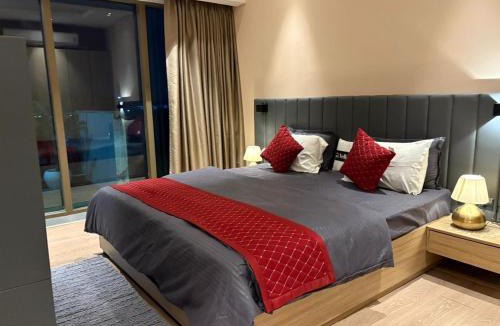 Gurugram Apartment | Vellostay Paras Charcoal Studio - Gurgaon - Aravali View