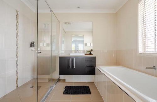 Victoria Point Bed & Breakfast | Victoria Point Private Residential Room with Private Bathroom