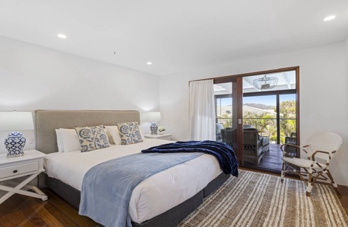 Emerald Beach House | Victoria's - Hamptons Charm, Pool, Pizza Oven, Spectacular Ocean Views