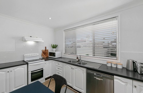 Cessnock House | Vino Poolhouse - Relaxing Getaway with Pool, BBQ & Firepit