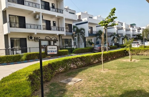Vrindavan Hotel | Vrindavan Stays Near Burja Rd