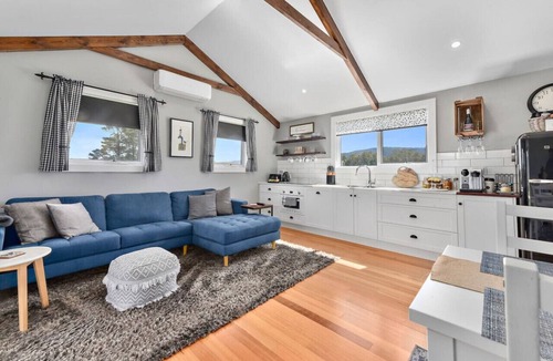 Mole Creek House | Wakefields - an enchanting mountain view cottage