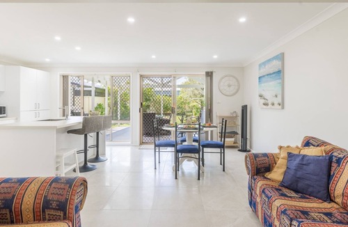 Anna Bay House | Walk on Birubi, 1/40 Ocean Ave - WIFI, Boat Parking & Water Views
