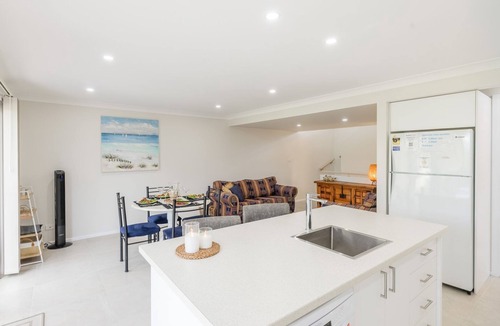 Anna Bay House | Walk on Birubi, 1/40 Ocean Ave - WIFI, Boat Parking & Water Views