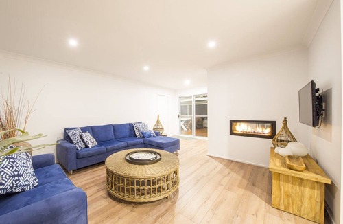 Mollymook House | Walk to the beach & golf course